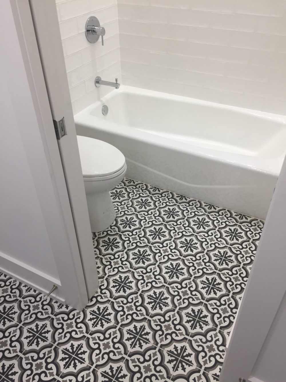 Encaustic patterned floor tile