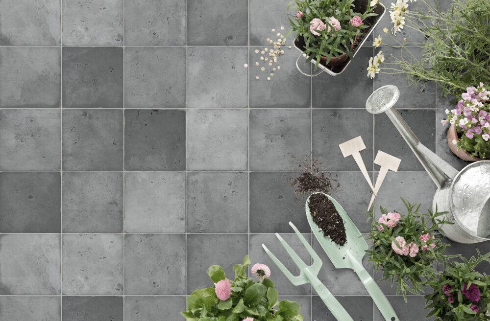Patio floor with grey cement-look tiles. 